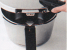 フィスラー新型ビタクイック圧力鍋の蓋セットは、スライドタイプ。