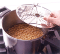 ビタクラフトスーパー圧力鍋アルファは、スチームスタンド付で、蒸し物料理・落とし蓋としてお使い下さい