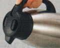 象印マホービンステンレスポットSH-HBシリーズはレバー式栓なので、ハンドルを持って手軽に飲み物が注げます
